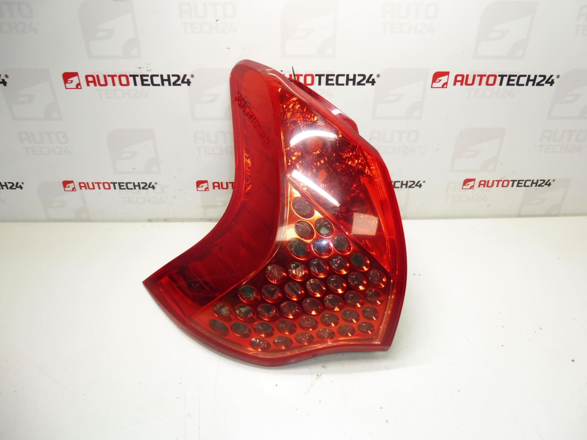 Bal hátsó fényszóró Peugeot 3008 9683460880 6350HC