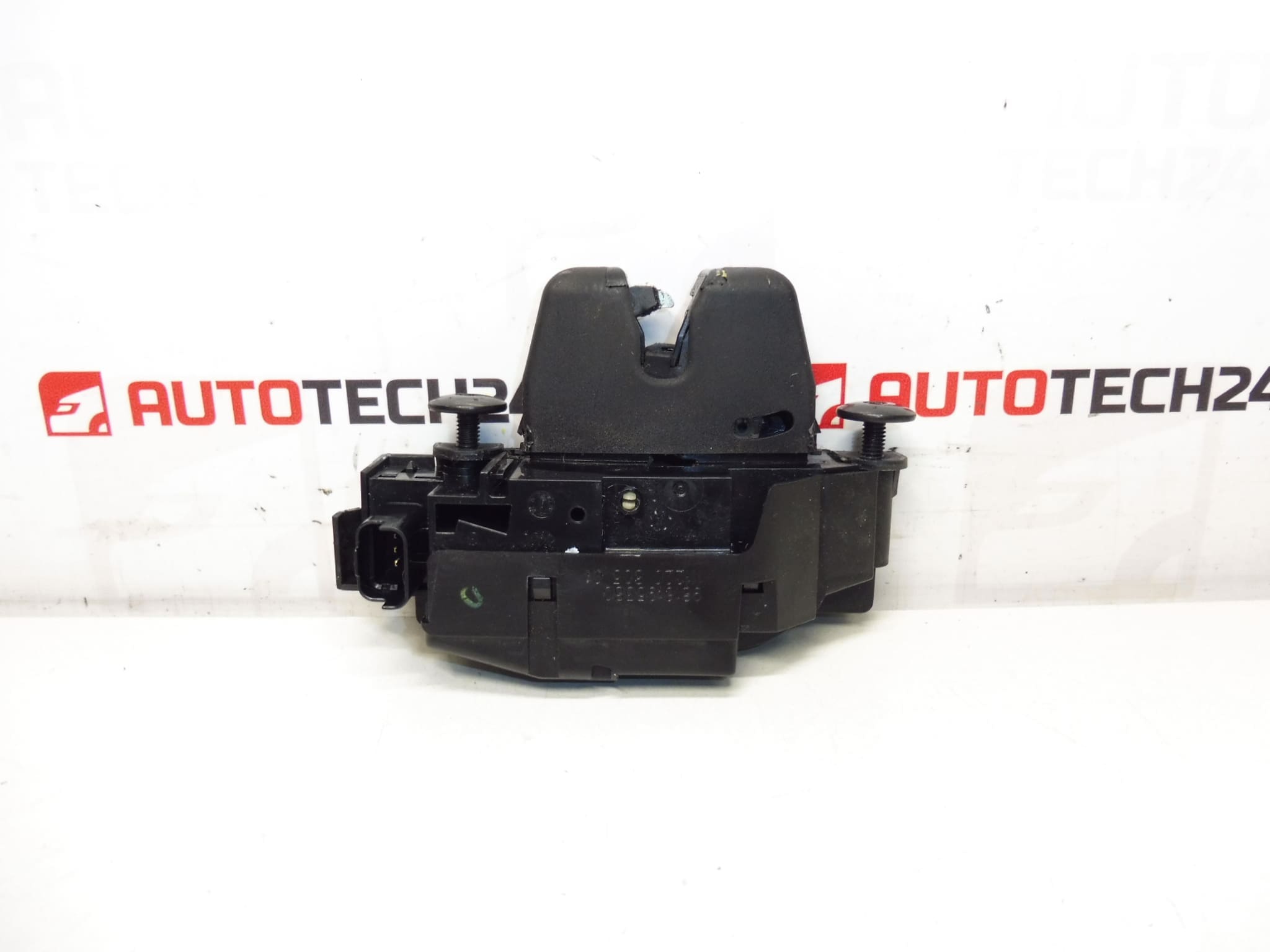 Citroen Peugeot csomagtérajtó zár 9816195380