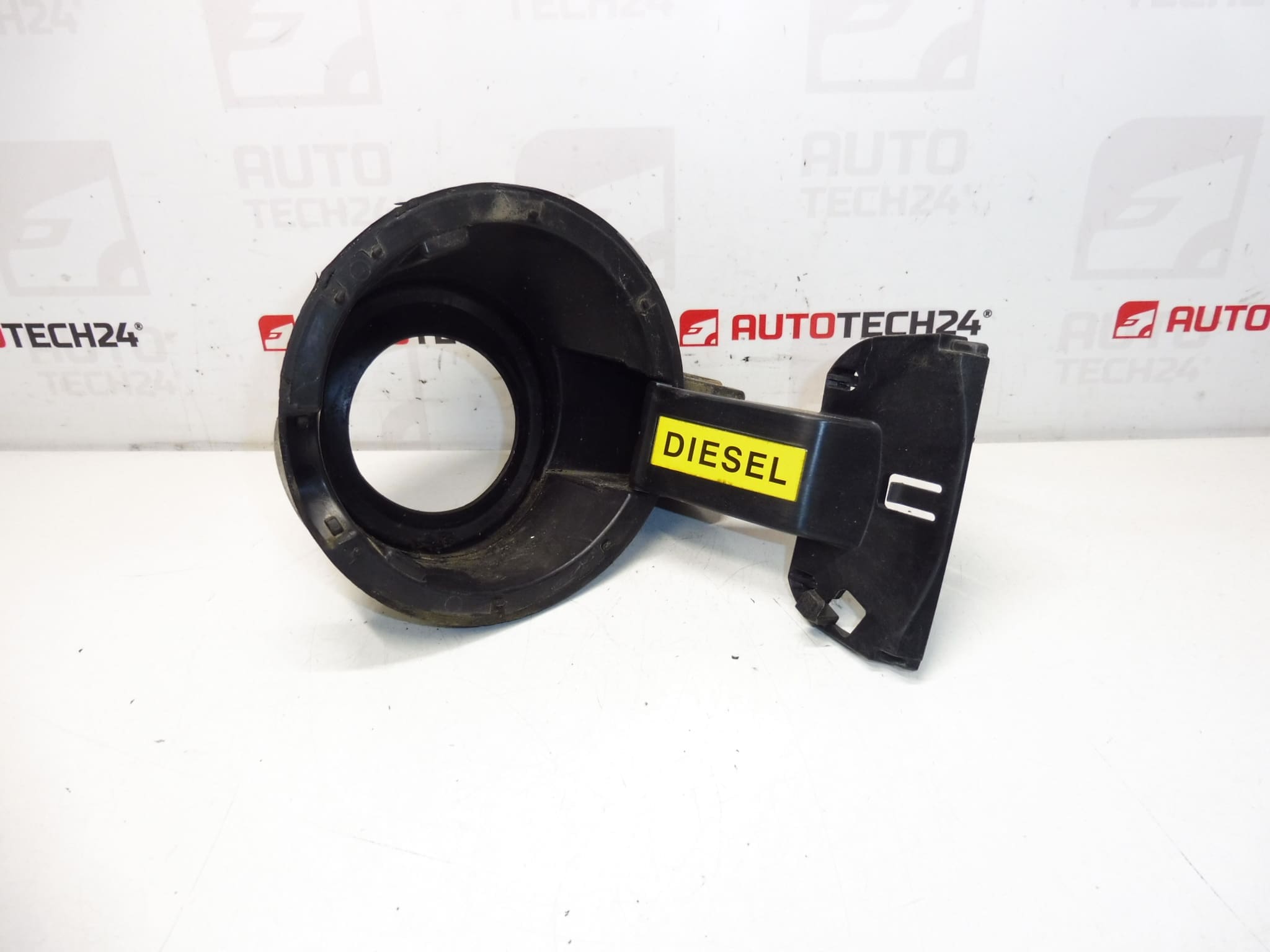 Üzemanyagtartály töltőnyílás Peugeot 3008 9682803280 1517E2